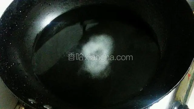 锅里放入适量的水，放少许盐烧开