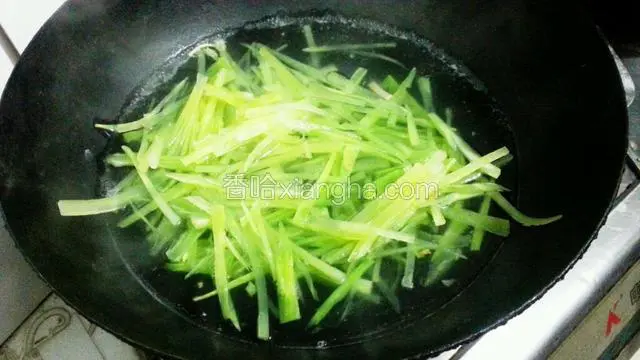 然后放入莴苣丝，过下水，2分钟