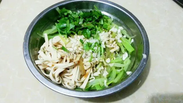 加入蒜末，香菜，醋，香油和蒸鱼豉油