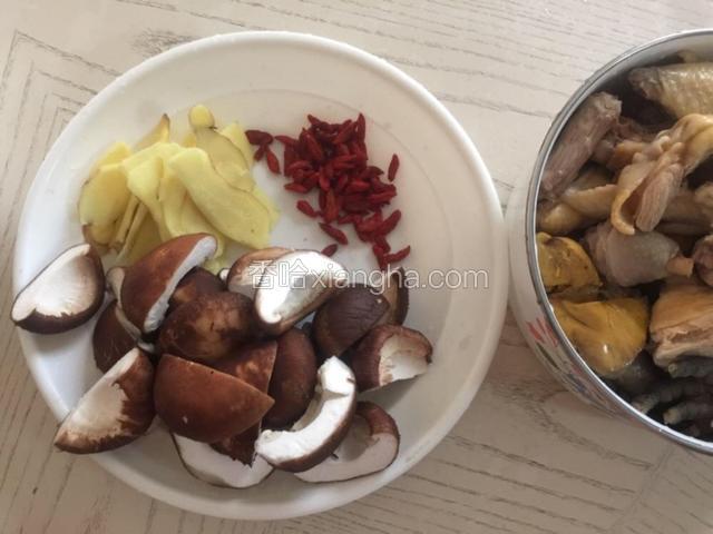 沥干汆烫的鸡肉、准备好配菜