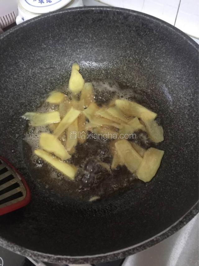 锅加热，倒入一小碗麻油。如果鸡肉很多很大的话，麻油可以多一点的。保持小火，油微热就可以下姜片。