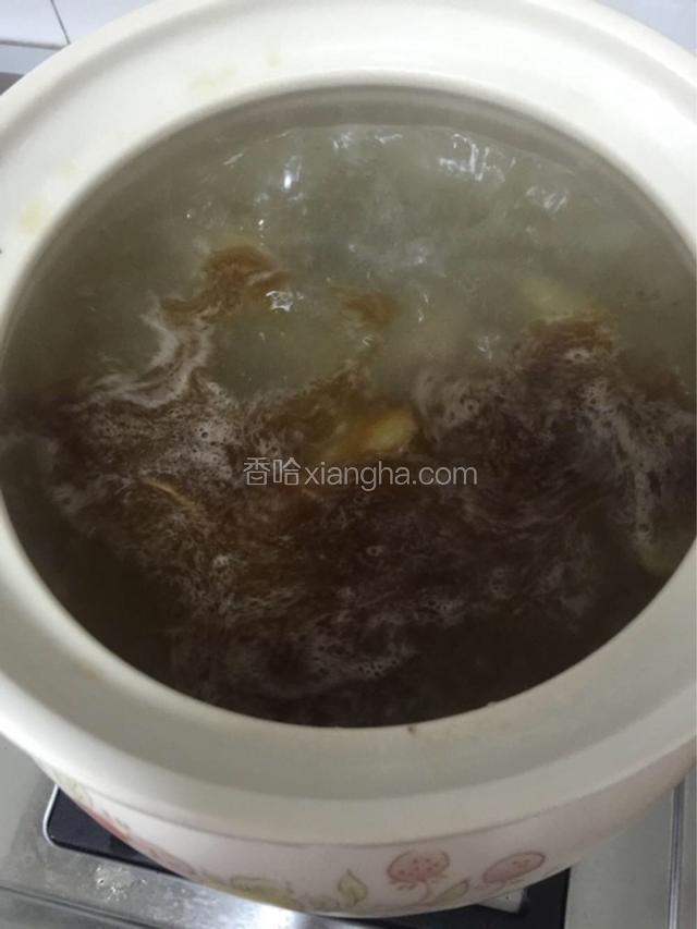 鸡肉翻炒好就倒入一碗清水。然后把全部倒入砂锅内。