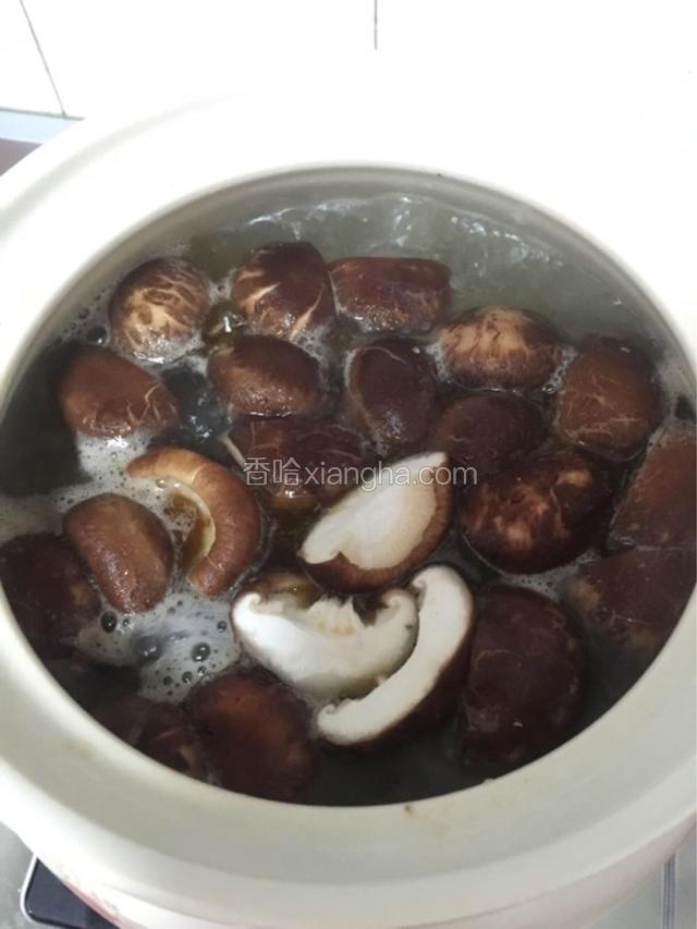 加满水，烧开。然后倒入香菇。