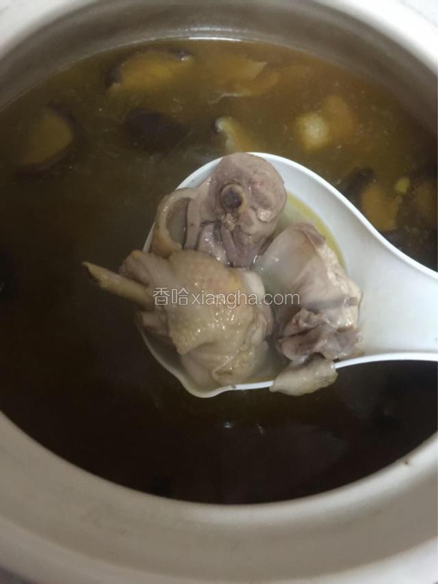 开始煲汤，一般2-3小时，把鸡肉炖烂，汤炖白。