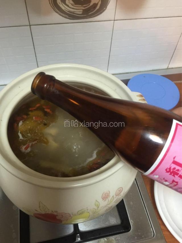 倒入2碗水的米酒，盖上盖子加大火，把米酒的蒸汽烧出来。