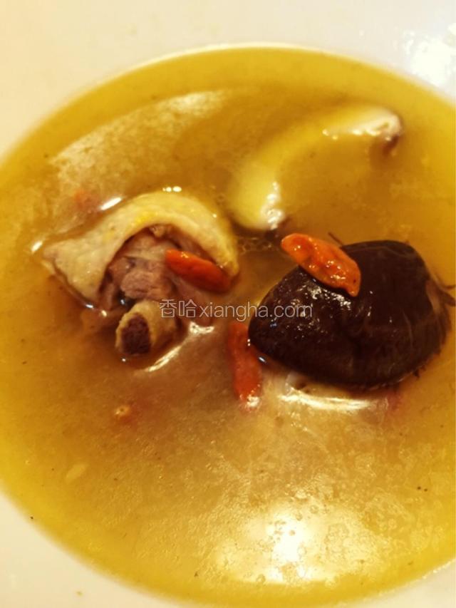 鸡肉软烂，麻油和米酒香气四溢。
