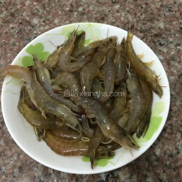 准备食材：大虾500g，虾去须挑去腺，清洗干净，装在大点的碗里，加入适量的盐，料酒腌制片刻。