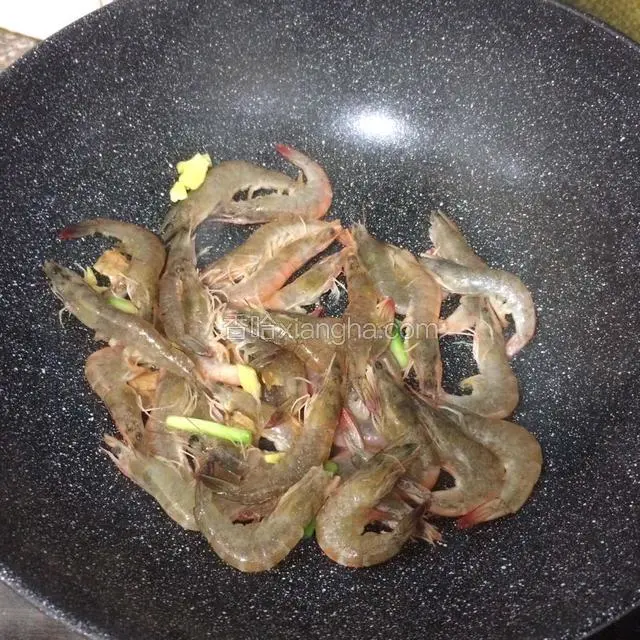 锅倒入油（比炒菜多一点点）爆香姜葱蒜，倒入清洗干净的虾。