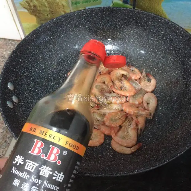 倒入适量的料酒和生抽，白糖，盐，一点点水。