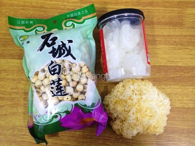 准备材料：银耳，莲子，冰糖，枸杞。