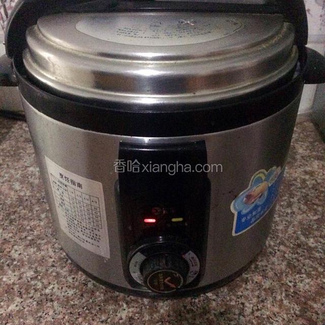 插上电源，调到“八宝粥”功能，压力调到“7”，按下开始键开始煮。