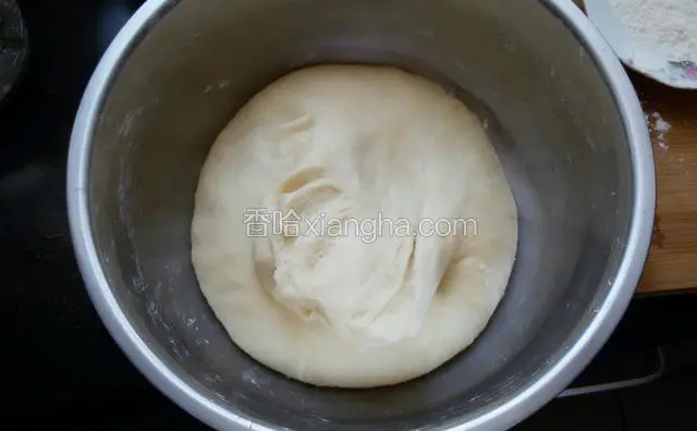 准备500克高筋面粉，250克水，2-3克盐，和面时水不要一次加足，要分几次加入，每次都有把面粉和水充分混合，活好后盖湿布饧发。