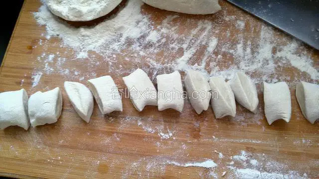 把饧好的面分成4份，取其中一份切成小剂子。（要比平时包肉馅饺子的剂子稍大一些）