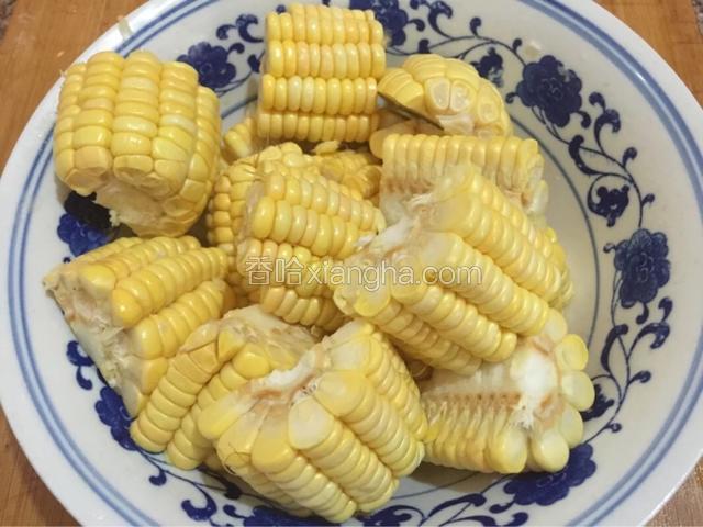 如图玉米洗净，剁成小块（别太小，不要小看玉米须，玉米须可是一味茶饮，可以起到保护肠胃，促进肠胃蠕动的功效哦）