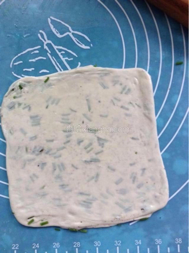 叠起来再次擀开，这样饼皮就做好啦，喜欢软糯一点就擀的厚点。
