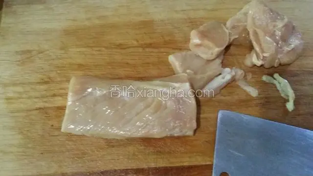 准备一个鸡胸肉 去除脂肪和多余的边 留一个长方形