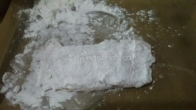 拍上生粉 要用手按压 防止炸完和鸡肉脱离