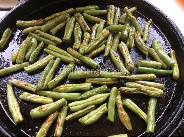 豆角在电饼铛中烤熟