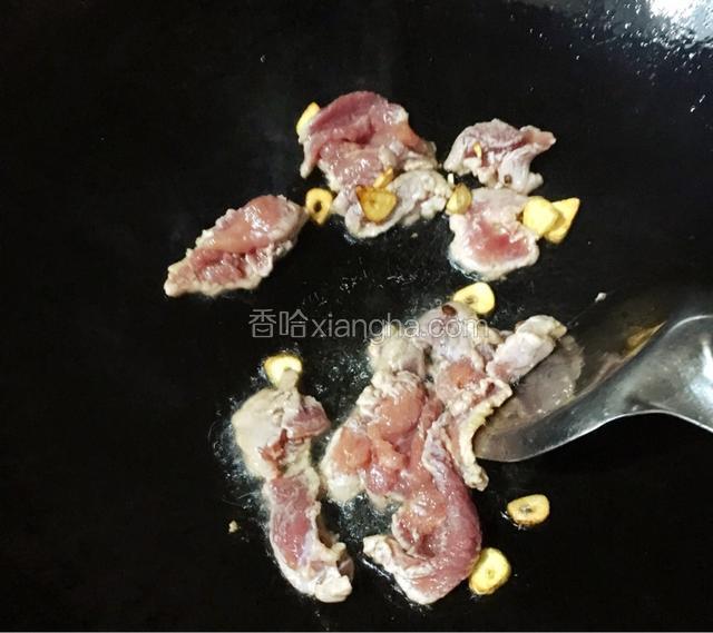 放入腌好的肉片下锅煸炒变色