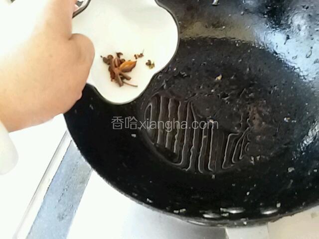 热锅凉油，待油温升起，将大料和花椒粒一起放进去爆香。