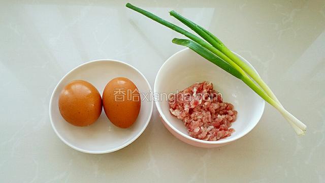 准备食材:把猪肉剁成肉馅。