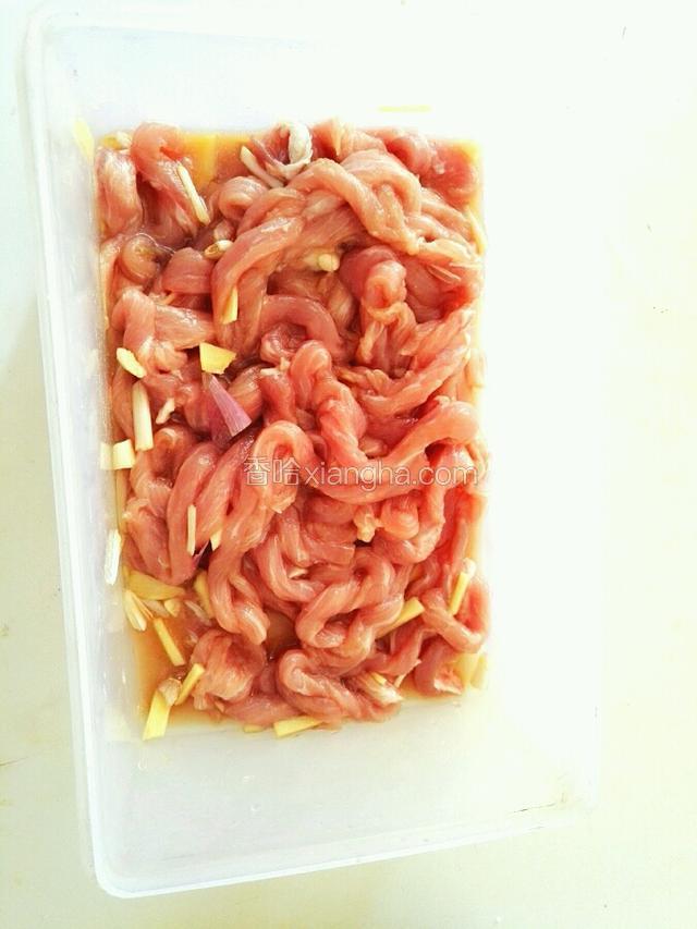 鸡胸肉洗净切长条状调入切好的姜、蒜、葱、盐、料酒、醋、白糖和生抽腌制1小时