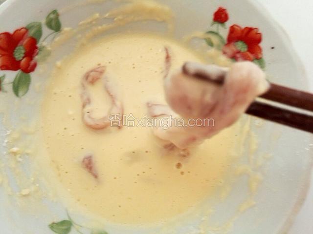 将腌制好的鸡肉去除腌料放入鸡蛋糊沾上蛋糊