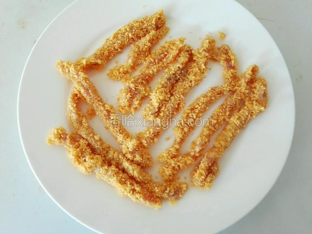 将裹好面包糠的鸡肉放置干净盘中