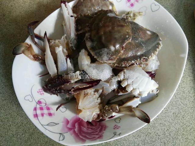 洗干净螃蟹 加入盐 胡椒粉 料酒腌制30分钟