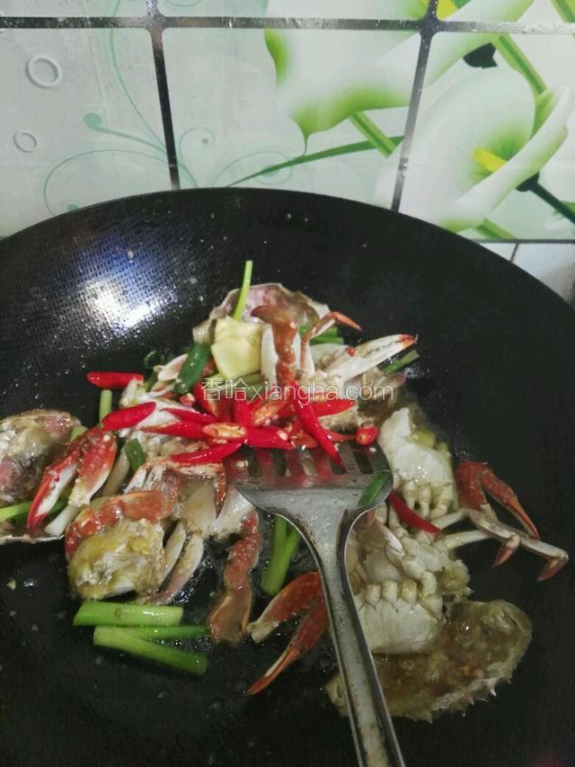 下入辣椒炒香
