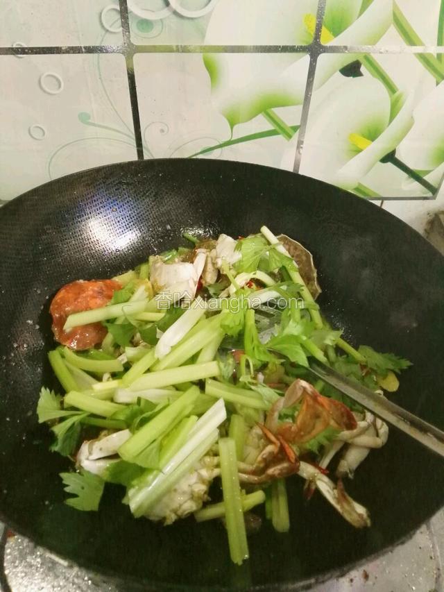 翻炒均匀后加入香芹段 大火炒制  加入适量盐 五香粉继续翻炒