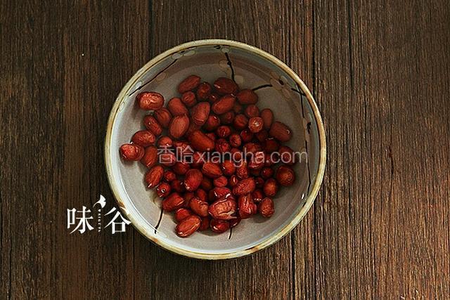 花生用一碗水浸泡45分钟。