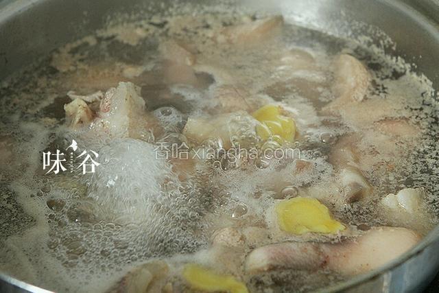 猪蹄飞去血水待用。
