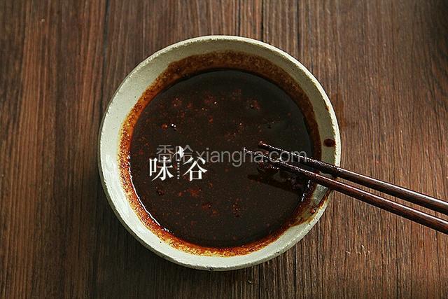 南乳，老抽，生抽，料酒倒在一起搅拌均匀。