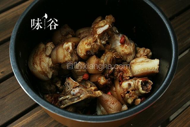 搅匀使猪脚都上色，倒入花生，连浸泡花生的水一起倒入。