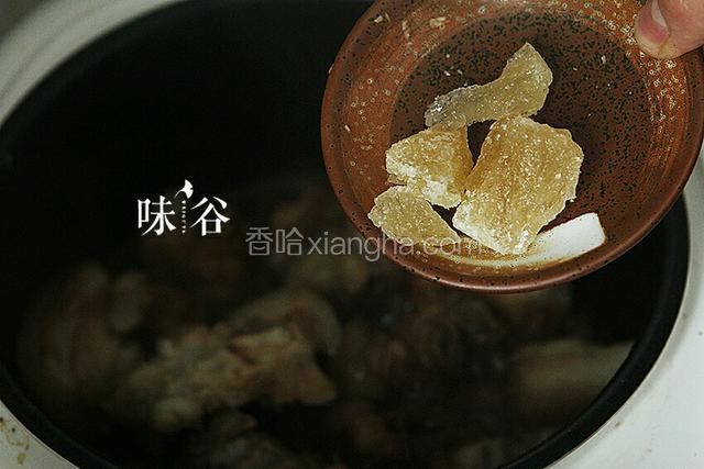 最后放入冰糖，按下煮饭键，跳键后再按一次。