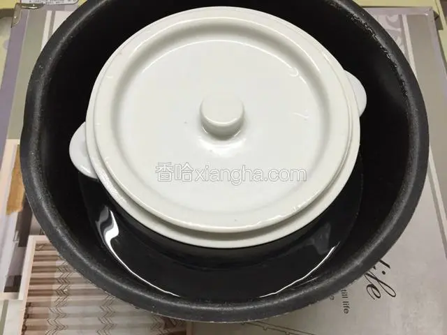 如图：锅里放入适量水，将炖盅架在上面。盖好盖子，炖一个小时就可以了