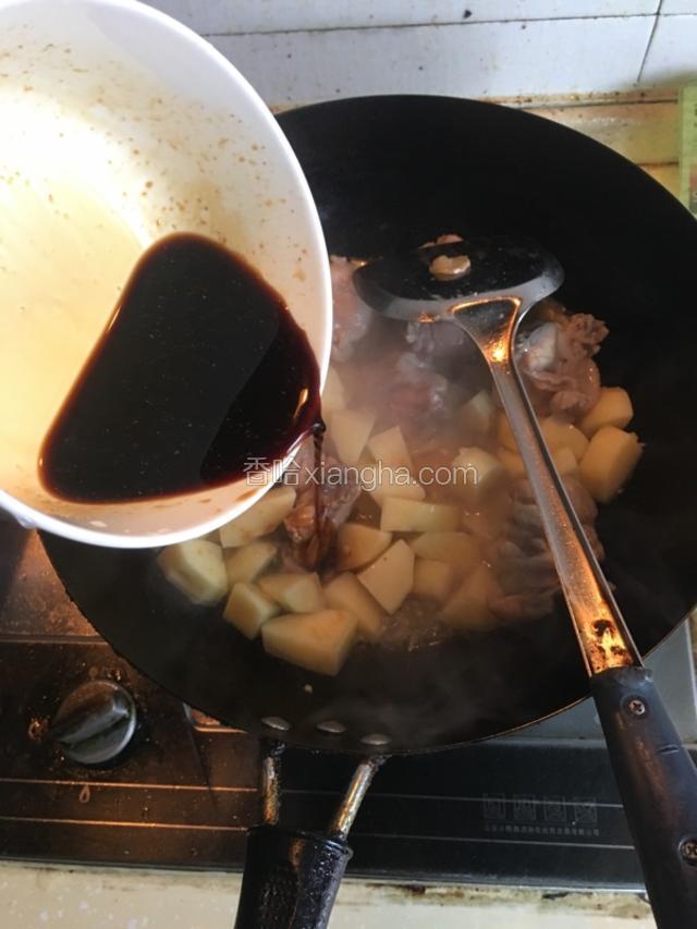 鸡块和土豆块炒了3分钟左右，把(料酒，米酒，蚝油，盐，胡椒粉，生抽，鸡精)拌匀后倒入锅中。可以适当加点水