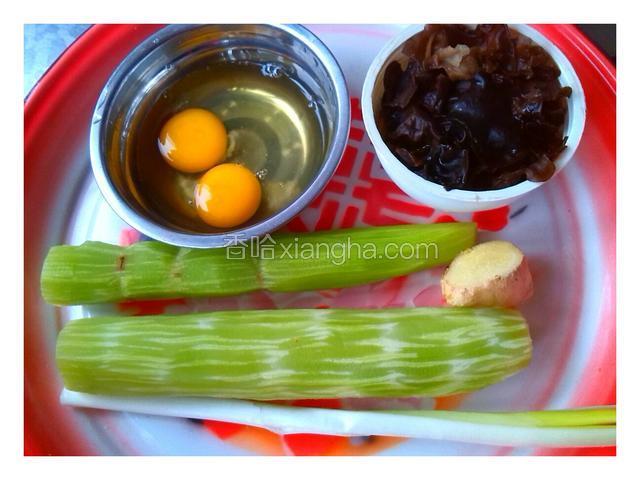 准备食材（莴笋去皮洗净，木耳用温水泡开）