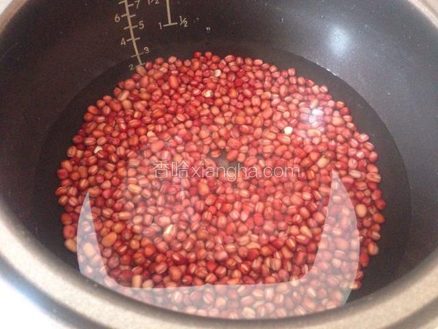 浸泡好的红豆放入电饭煲或者高压锅，加适量清水（电饭煲比高压锅稍多一点）煮至熟透