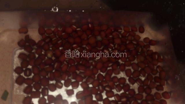 红豆浸泡两个小时，加冰糖一起放高压锅里煮半个小时，煮至软烂但不开花最佳