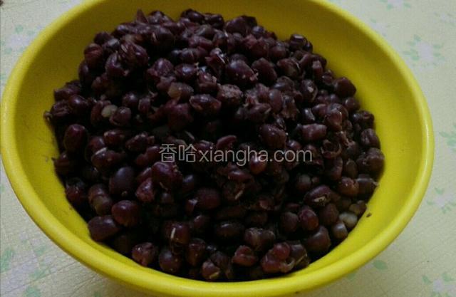 红豆煮熟放凉，放入冰箱里冷藏，口味最佳