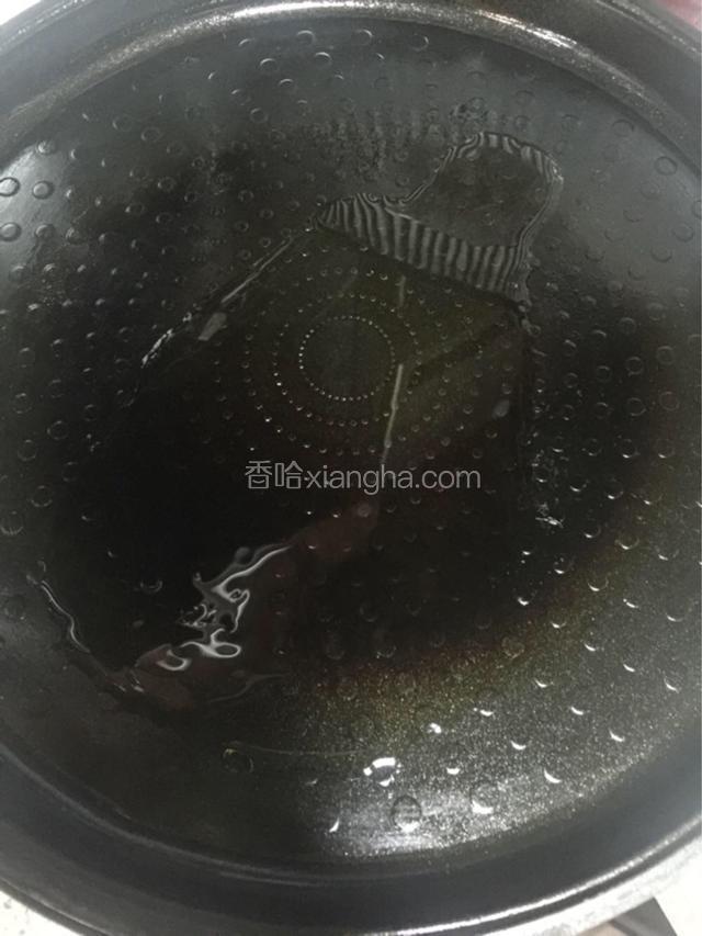 煎饼档倒少许油