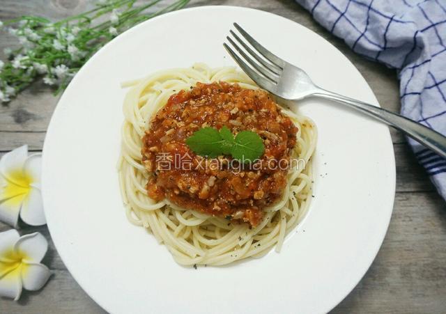 淋上蕃茄肉酱 最后撒上点黑椒 