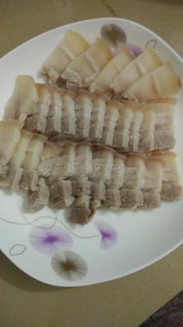 将煮熟的五花肉捞起冷却，切成片。