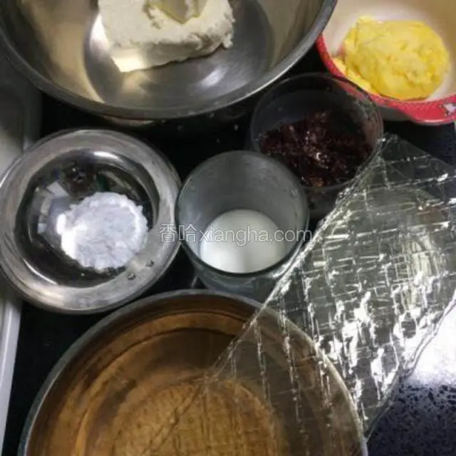 所需食材称重备用。