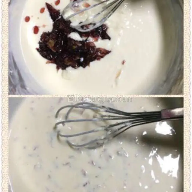 倒入玫瑰花酱搅拌均匀。