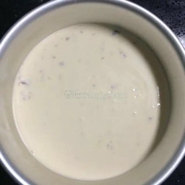 将蛋糕体糊倒入铺有饼干底的模具设计，轻震出气泡，放入冰箱冷藏室凝固。