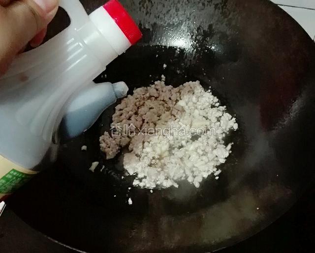 提前下酱油入味。