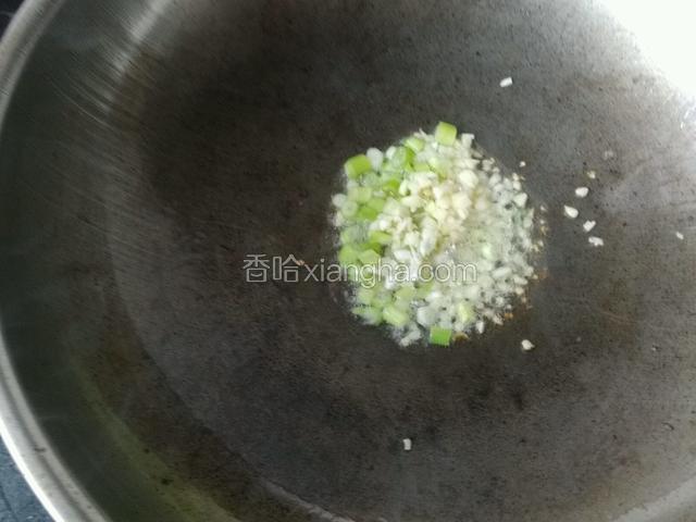 锅中烧少许油，下葱花和一半的蒜末爆香。